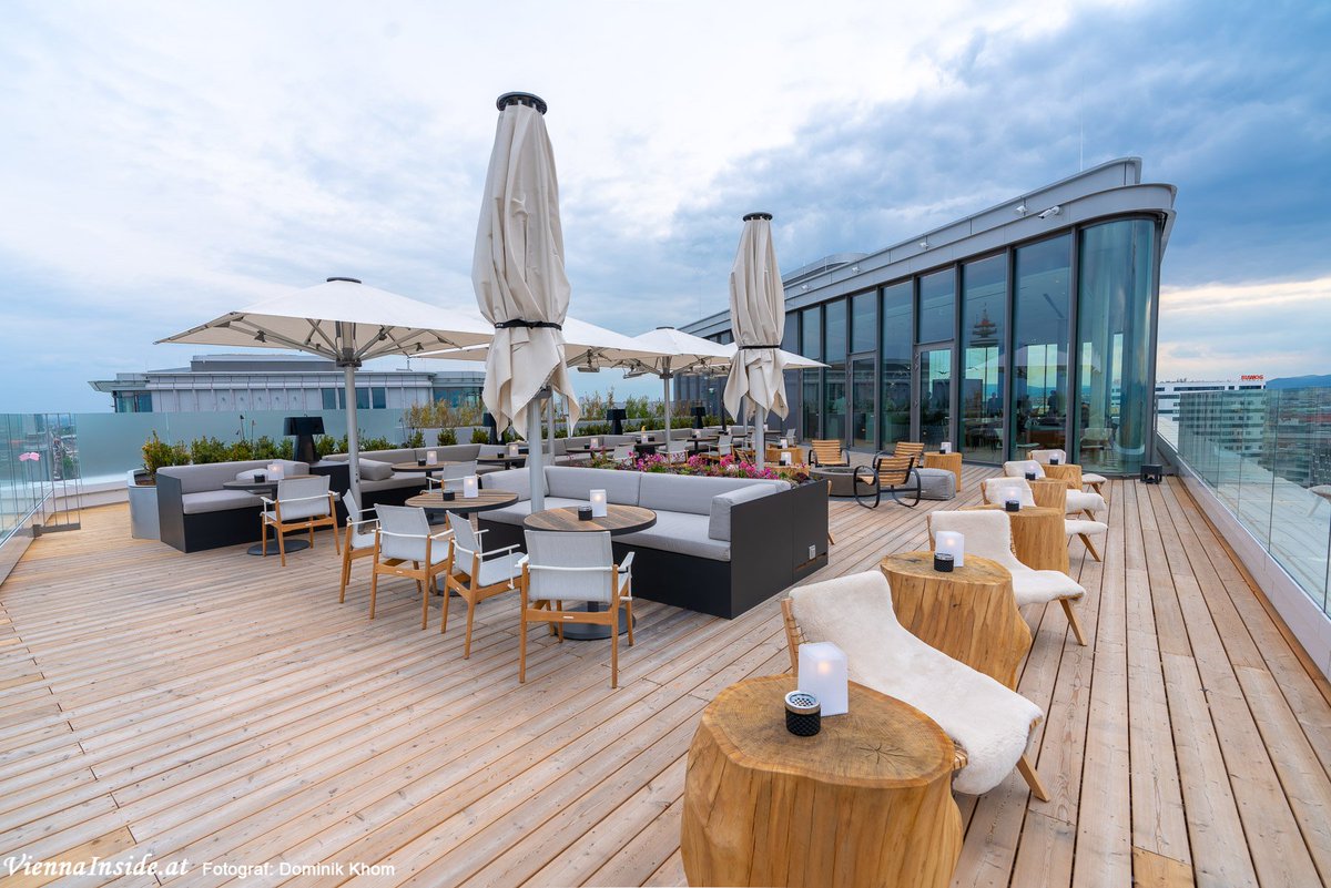 ViennaInside's tweet image. In Wien gibt es einen neuen Hotel-Kulinarik-Bar Hotspot 😍 Im Zug der Eröffnung haben wir einen Rundgang durch das Hotel Andaz, dem Restaurant Eugen21 und der Rooftopbar Aurora gemacht #empfehlenswert #ViennaInside viennainside.at/hotel-andaz-op…