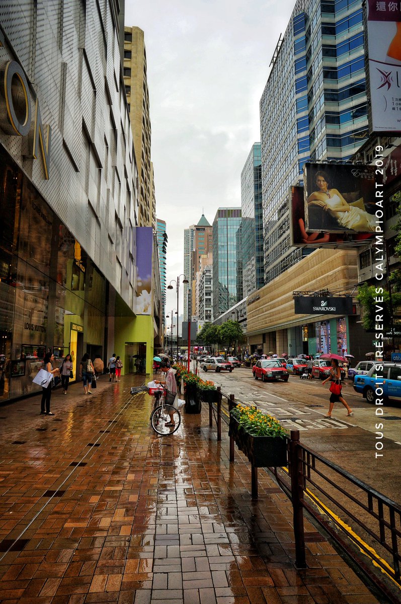 calympioart's tweet photo. #Hongkong c'est aussi la pluie ☔☔☔ C'est là bas qu'on comprend l'utilité des @crocs  pour éviter de patauger 😁 C'est une autre caracteristique des longs voyages. Il faut s'adapter à la météo #rain https://t.co/XegzbsTuDc