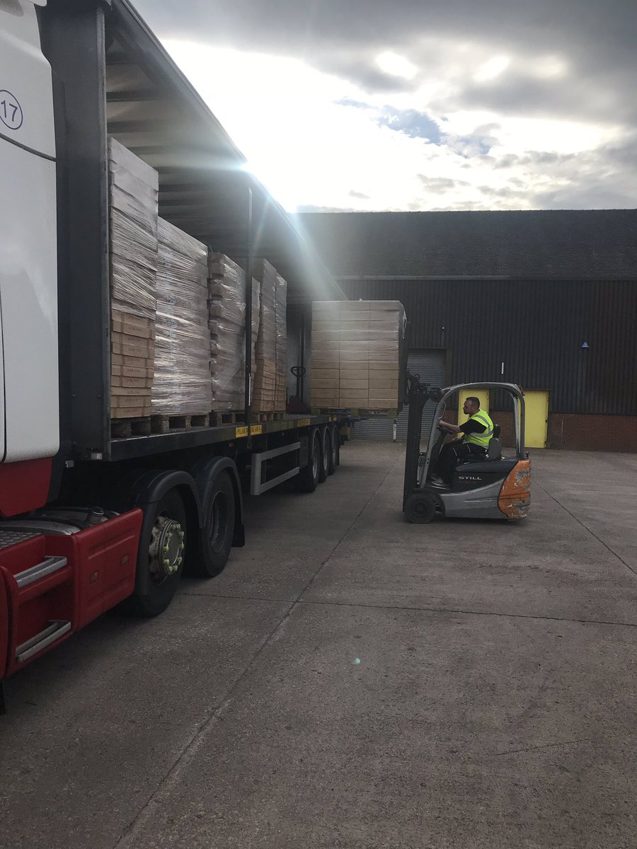 DeliveryTeamCCL's tweet photo. First load of 2 going direct to site in Preston for one of our Welsh clients.

768 bench desks
768 fixed drawers 
Walnut Top
White frame.

Loaded before 8am by the team here @ClaremontCCL https://t.co/AfWlyiM5B2