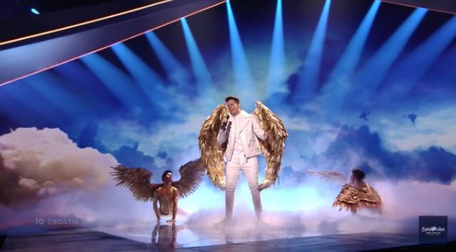 Vikaaa216's tweet photo. Ты с девушкой VS ты с друзьями 
#Eurovision2019 #EUROVISION https://t.co/KnCyDIRQKF