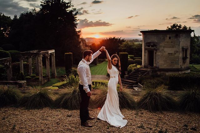 Rachael + Dan dancing as the sky turned red @harlaxton_manor Massive congratulations you beautiful pair! #destinationweddingphotographer #weddingphotographer #bestukweddingphotographers #harlaxtonmanorwedding #raimonbundo #goldenhour #realwedding #weddin… bit.ly/2YsOpMu