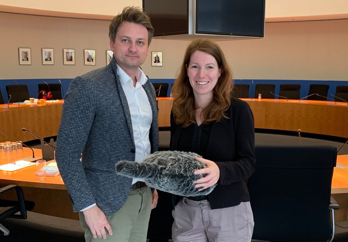 Anna Christmann looking at Roboterkatze

Quelle: Twitter-Account von Anna Christmann