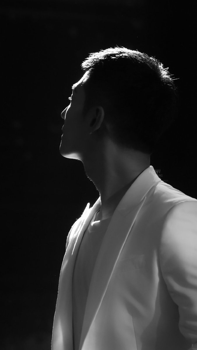 wowyy0909's tweet photo. With the moon on this precious man’s shoulder and head❤️ #YANGYANG #yangyang #양양 #杨洋 #楊洋 https://t.co/fiGCK8GtFp