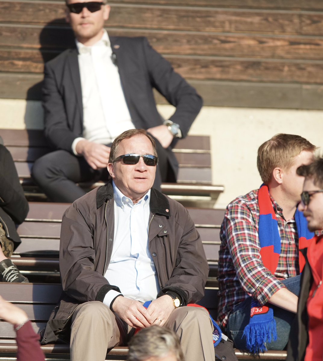 DIFDam's tweet image. Dubbla ministerbesök på Stockholms Stadion i onsdags när Stefan Löfven, Anders Ygeman, och Gustav Fridolin såg vår hemmamatch. Ygeman har dessutom säsongskort på våra matcher 💛❤️💙 På måndag spelar vi sista matchen innan VM-uppehållet. Varmt välkommen att se oss då!