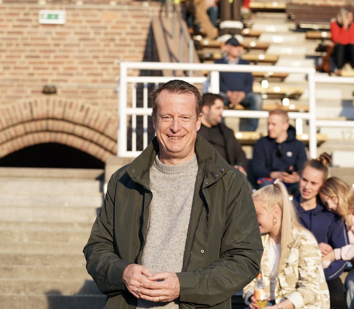 DIFDam's tweet image. Dubbla ministerbesök på Stockholms Stadion i onsdags när Stefan Löfven, Anders Ygeman, och Gustav Fridolin såg vår hemmamatch. Ygeman har dessutom säsongskort på våra matcher 💛❤️💙 På måndag spelar vi sista matchen innan VM-uppehållet. Varmt välkommen att se oss då!