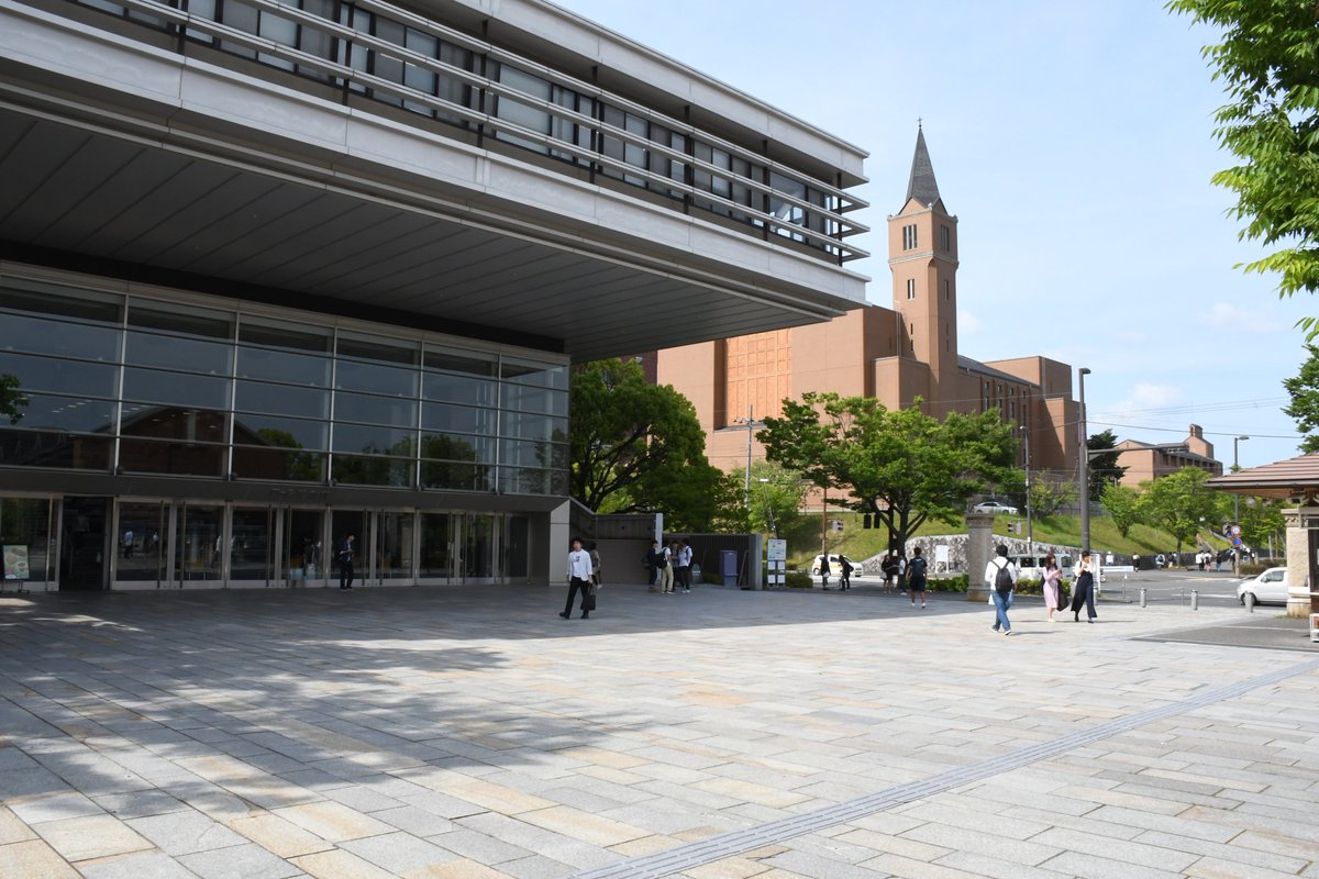 DoshishaUniv_PR's tweet photo. ツアーオブジャパンがやってくる！！
 20日（月）、世界のトップ選手たちが京田辺キャンパスに登場！
 当日は正門からキャンパス内を通り抜け、レースのスタート地点までパレードランが行われます！
 正門横のローム記念館前がベストポジションです！みなさんぜひ応援にお越しください！ https://t.co/uIPSsEEGBa
