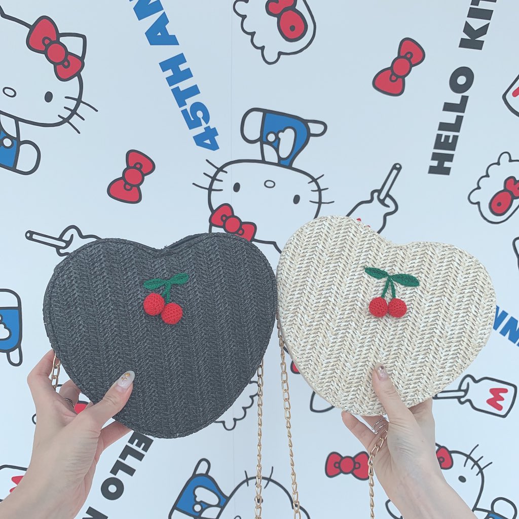 hikono0909's tweet photo. 今日はまりなとスカイツリーで開催してる「ハローキティ(HELLOKITTY) 雲の上のアニバーサリー in 東京スカイツリー(TOKYOSKYTREE)」に行ってきたよ❣️
@Millea_official のお揃いチェリーバッ���がバッチリ合いすぎた❤︎😽
🍒 https://t.co/aqE80JHsX6 🍒

#ハローキティー #HELLOKITTY #スカイツリー https://t.co/RKF6tNgYbg