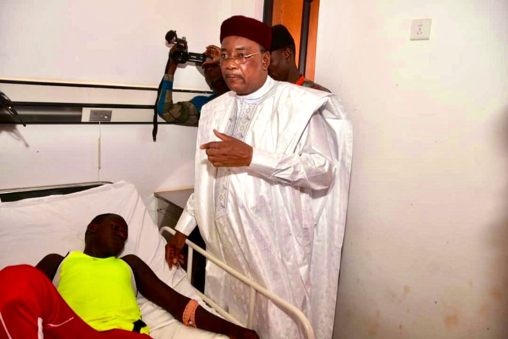 Attaque terroriste: Le Président du Niger au chevet des blessés.