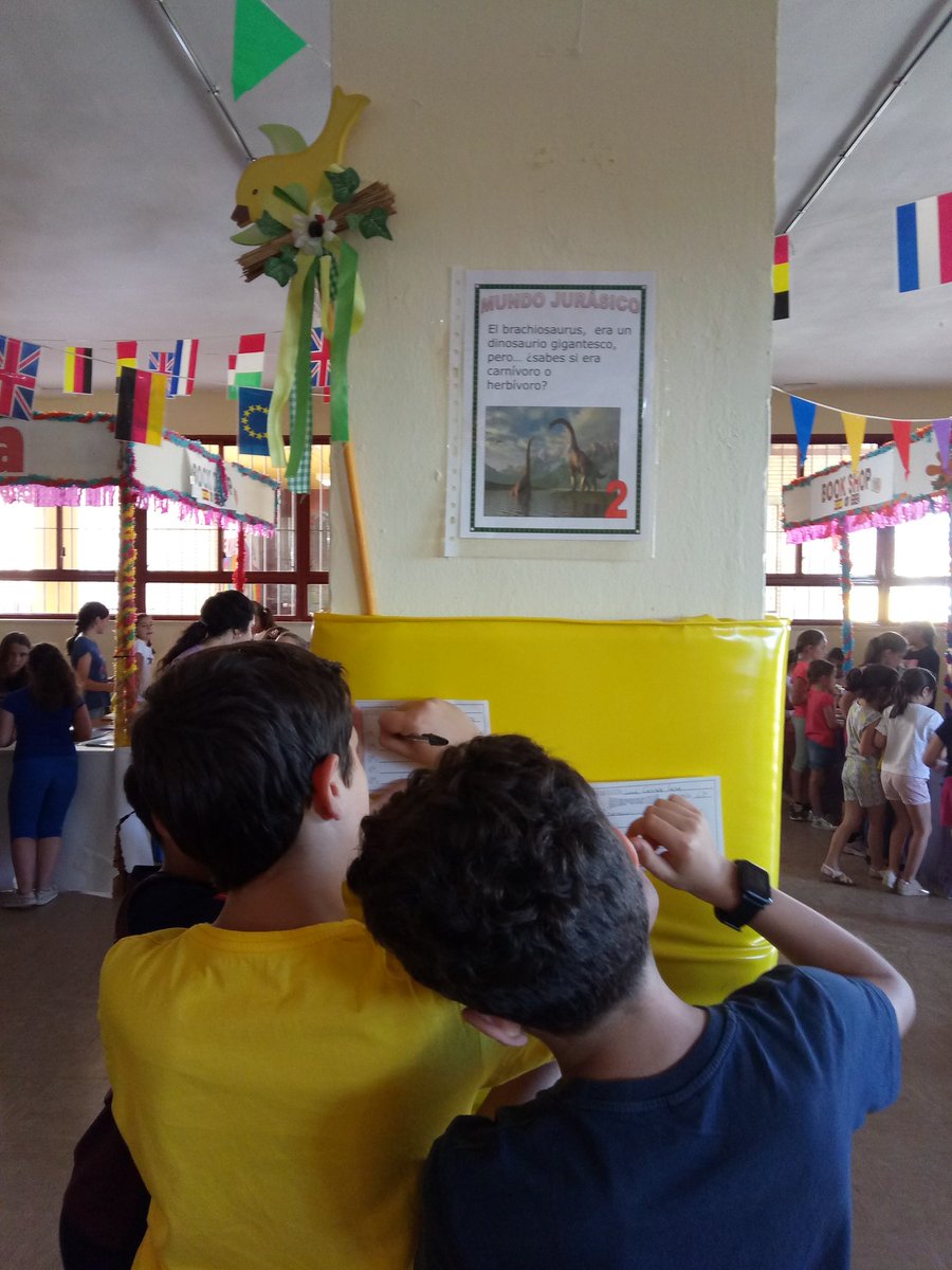 cpsanchezalonso's tweet photo. Hoy termina la Semana del Libro 2019, dedicada a la literatura y el cine, en la que hemos realizado diversas actividades.

Agradecemos la colaboración de la librería "el polígono" y las editoriales Anaya y Susaeta para el mercadillo del libro: https://t.co/wRcTaF2TXY