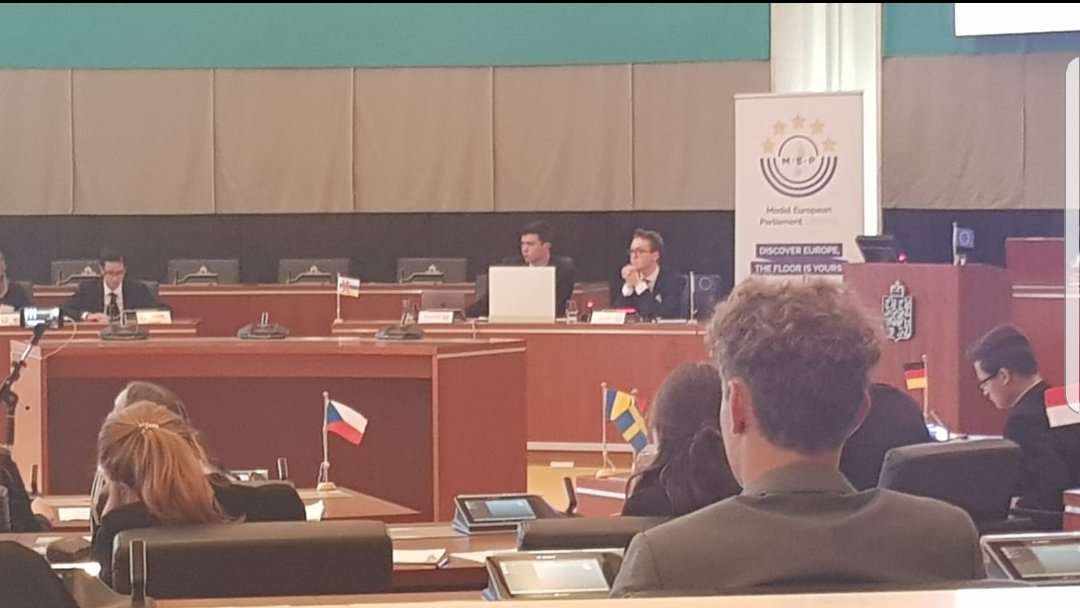 Ondertussen tijdens de MEP Conferentie (<a href="/MEPLimburg/">MEP Limburg</a>.).  Een plenair debat in het Gouvernement stond gisteren op het programma. De leerlingen van onze school omschrijven de sfeer als "erg gezellig" maar wel "hard werken" tot diep in de nacht.