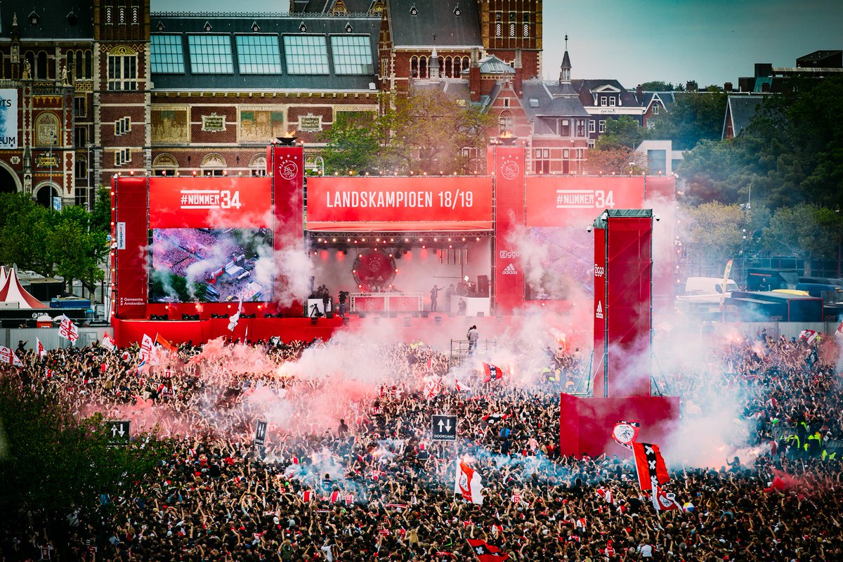 100.000 mensen op het Museumplein voor de huldiging van AFC Ajax voor de 34e landstitel. In opdracht van de Gemeente Amsterdam verzorgde Livetime Productions de technische productie. Foto: Nathan Reinds