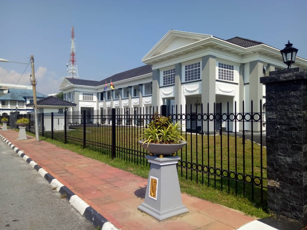 ArkitekJKRJohor's tweet photo. 15.05.19 | Majlis Penyerahan Projek Bagi Kerja-kerja Membaikpulih Bangunan Mahkamah Syariah, Jalan Petri, Muar. Tahniah kepada semua team projek yang terlibat amnya dan tahniah juga kepada Arkitek Penguasa @imranariffs, Arkitek @AdleenaIsma &amp; team arkitek yang terlibat khasnya. https://t.co/Km9MaG0x15