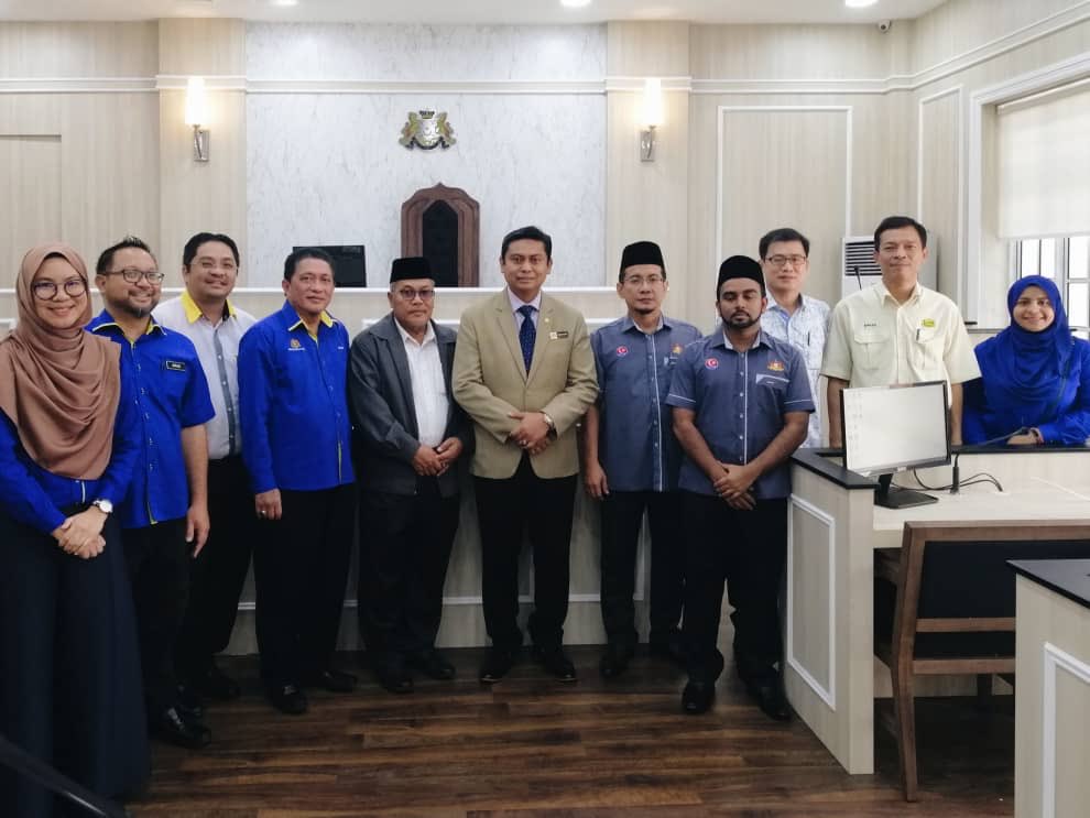 ArkitekJKRJohor's tweet photo. 15.05.19 | Majlis Penyerahan Projek Bagi Kerja-kerja Membaikpulih Bangunan Mahkamah Syariah, Jalan Petri, Muar. Tahniah kepada semua team projek yang terlibat amnya dan tahniah juga kepada Arkitek Penguasa @imranariffs, Arkitek @AdleenaIsma &amp; team arkitek yang terlibat khasnya. https://t.co/Km9MaG0x15