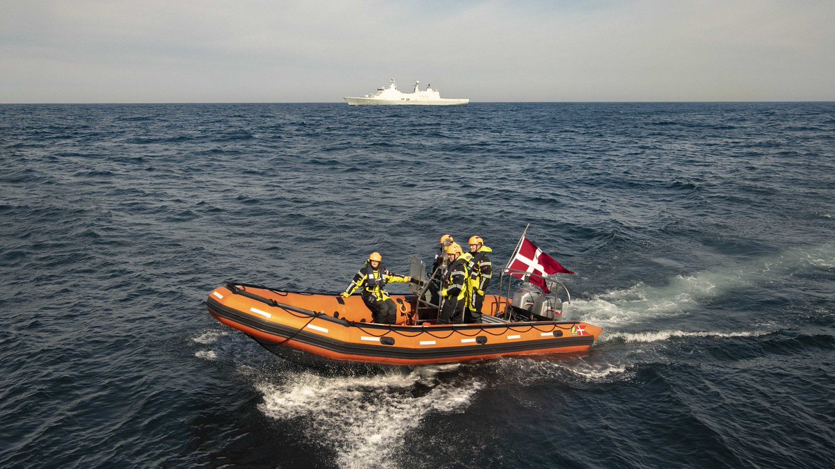 USNavyEurope's tweet photo. A rigid-hull inflatable boat deployed from the Royal Danish Navy ship HDMS #Absalon prepares to come alongside the Arleigh Burke-class guided-missile destroyer #USSRoosevelt during exercise #FormidableShield 19. #IAMDatSea @NATO_MARCOM https://t.co/Lk2vugq8lb