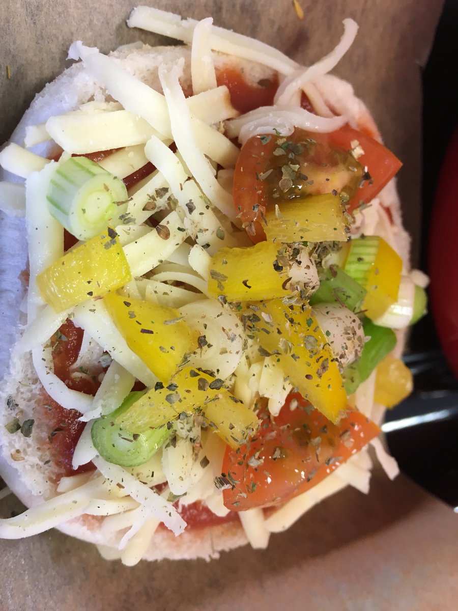 appleofmyeyepl's tweet photo. @MonksdownSchool Reception are making some tasty Traffic Light ๐ฆ Pizzas this morning #cookinginclass #earlyyearscooking https://t.co/7V6hbQI8F5