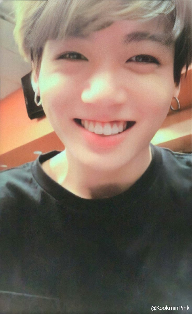 kookpiics's tweet photo. Jungkook's smile is so beautiful ✨💜
#JUNGKOOK #PremiosMTVMIAW                
#MTVLAINSTAGLJUNGKOOK @BTS_twt https://t.co/Tstv3O4rYv