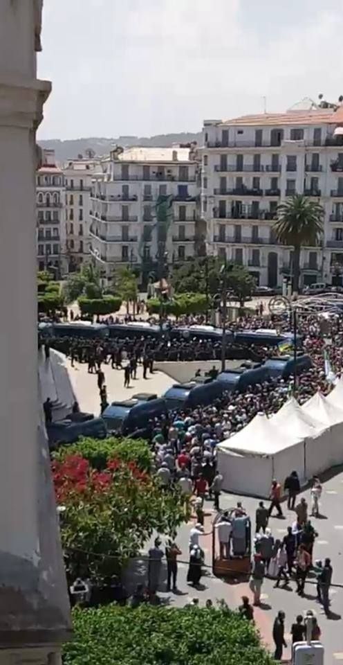 ObservAlgerie's tweet photo. 13e vendredi à #Alger : les forces de l'ordre bloquent l’accès à la #grande_poste https://t.co/E4pBf7rMKW