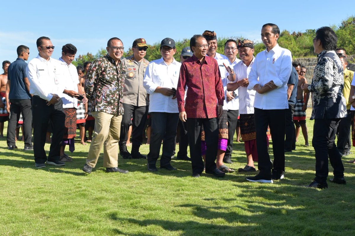 kemendespdt's tweet photo. Presiden RI @jokowi meninjau pengembangan lapangan sepak bola di Desa Kutuh, Kecamatan Kuta Selatan, Kabupaten Badung, Bali, Jumat (17/5). Lapangan sepak bola yang dibangun dari #DanaDesa ini akan menjadi sentra wisata olahraga (sport tourism) Desa Kutuh.

#MulaiDariDesa https://t.co/W1Nk7ouBx1