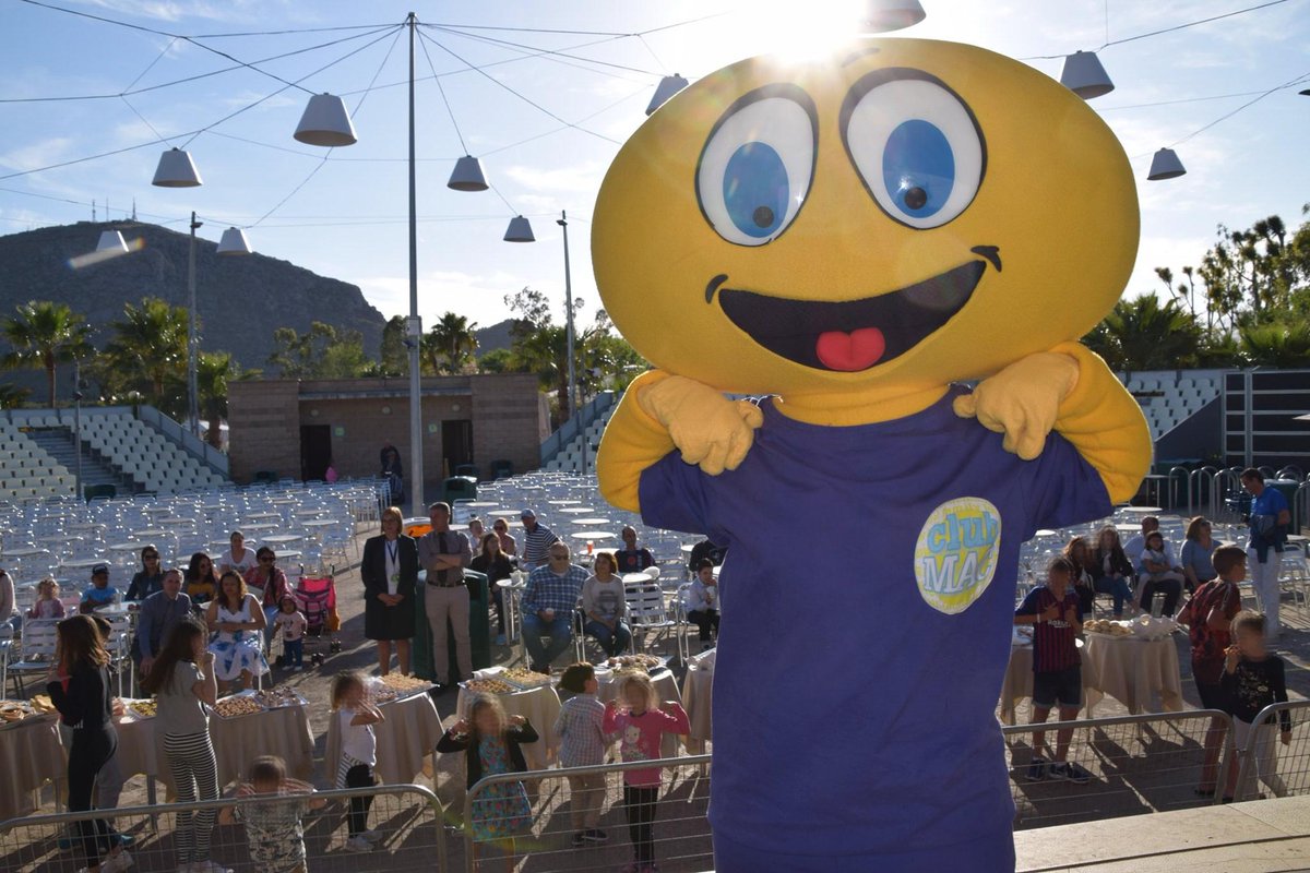 Ayer celebramos en Club Mac el día Internacional de la Familia compartiendo una merienda y agradable tarde de baile y fiesta con los trabajadores, sus hijos y con nuestra mascota Macky.