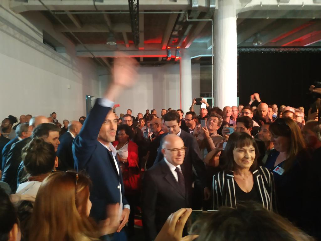 ArthurChambon's tweet photo. J'étais hier soir au meeting régional d' @enviedeurope afin de soutenir la liste porté par Raphaël Glucksman où se trouve notre euro-députée @sylvieguillaume! Nous étions nombreux pour écouter notre ancien premier ministre @BCazeneuve! #EnviedEurope #Europeennes2019 https://t.co/MqEg67BbFp