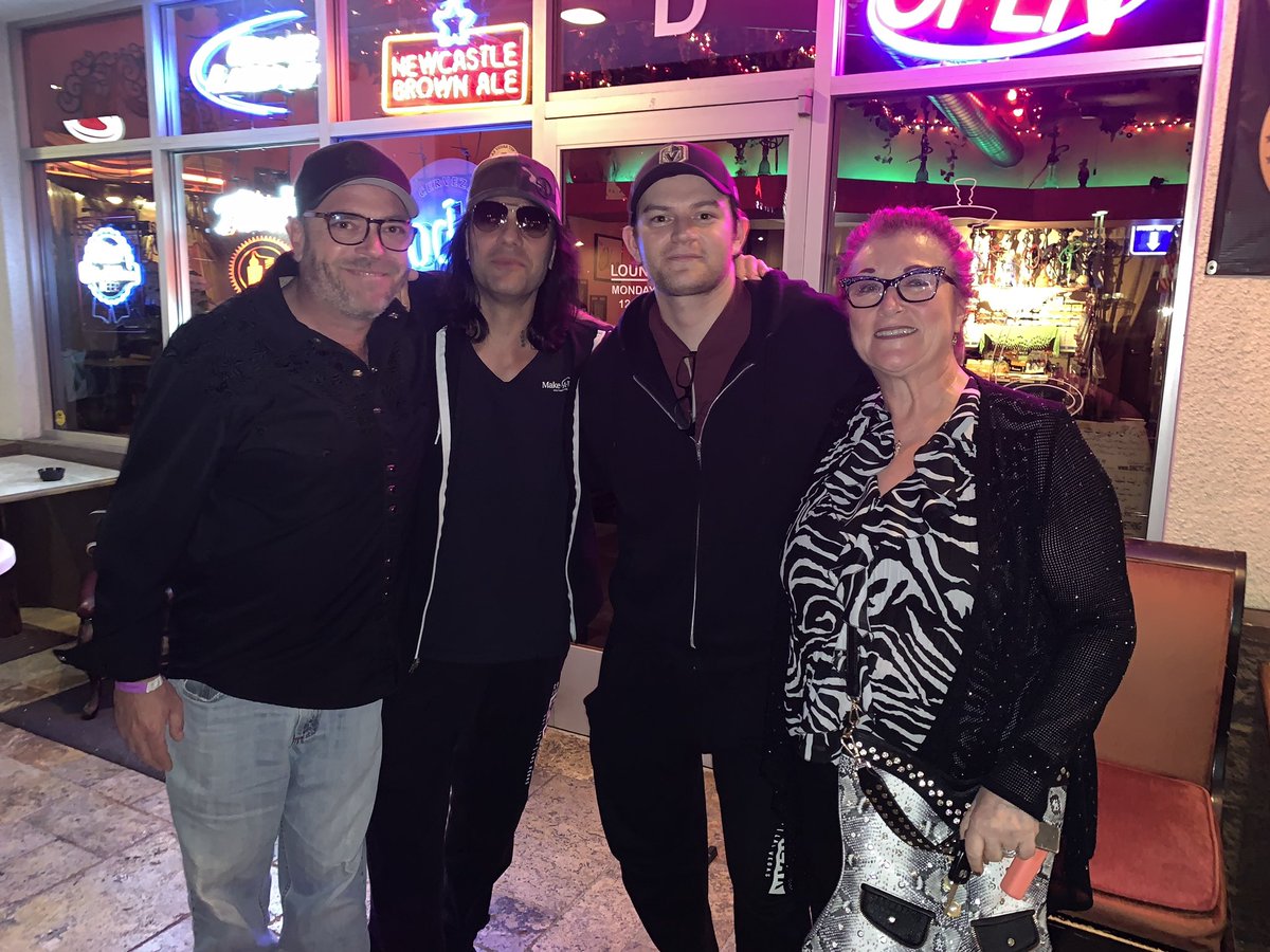 MagicScot's tweet image. Fun night at WonderGround with some of my favorite people and Mike Hammer. 🤣🤣