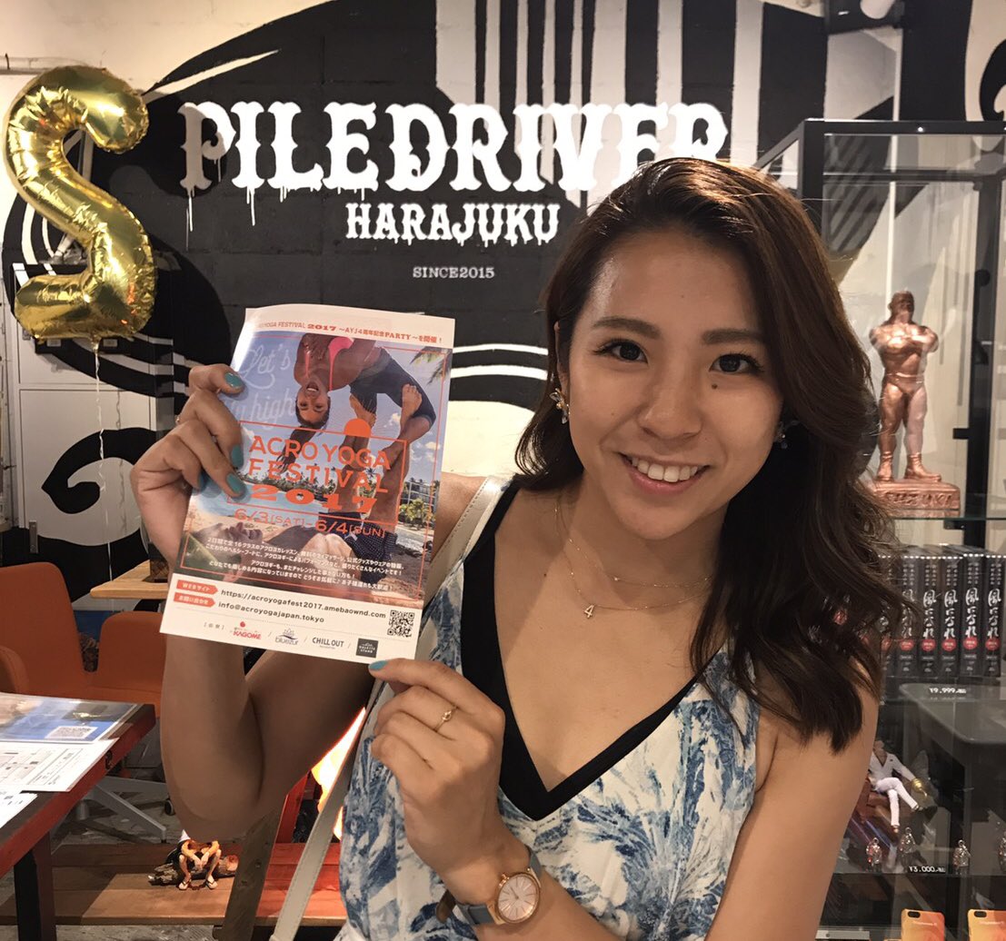risa_acroyoga's tweet photo. 2年前の写真〜！
デザイン可愛いから俺のも作っちゃった。と着てくれました😁❤️✨
 
アクロヨガがロメロスペシャルに似てるって話から、一緒に何かしたいね。と。

そこから去年の大海賊祭でレッスンさせて頂き、今年の夏も色々計画中❤️
うしし😁

#鈴木みのる #アクロヨガ #パイルドライバー https://t.co/0rVrzELTp8
