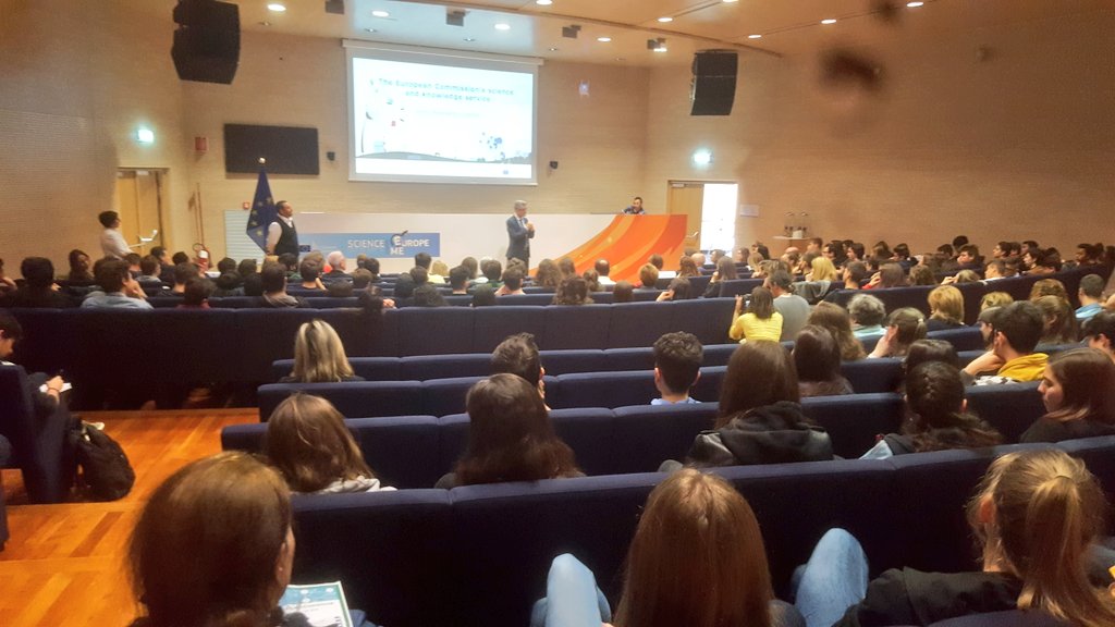 ED_Lombardia's tweet photo. Accolti da @EU_ScienceHub #JRCIspra diamo il via all'evento finale dei progetti @asoc #ASOC1819 in #Lombardia. V. Sucha introduce i lavori e ci ricorda quanto sia importante riconoscere i dati, elaborare un #pensierocritico e non farsi travolgere da #fakenews #EUinmyRegion https://t.co/CJhRcC0lJ8