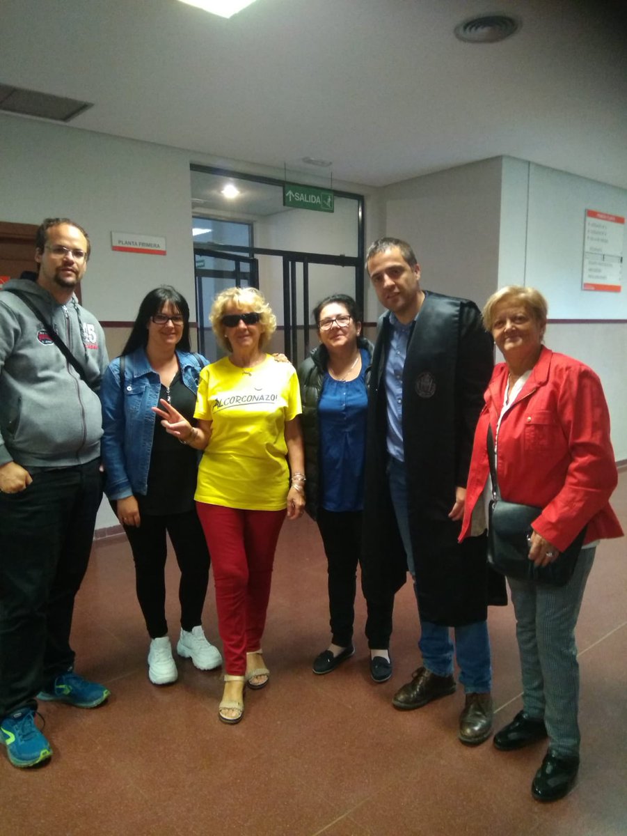 Os acordáis de Maxi de #Alcorcon que fue desahuciada con sus hijos en 2016? 
El Fondo buitre hoy la vuelve a denunciar y hoy se enfrenta a un nuevo juicio.
No estás sola!