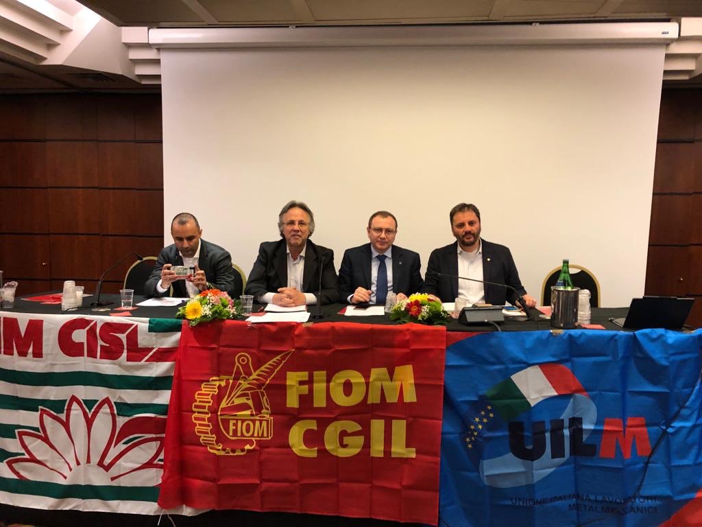 terraccianoFim's tweet photo. #17Maggio h.Ramada 
Attivo unitario #FIM FIOM UILM Campania con 300 delegati per discutere e preparare le Assemblee per lo sciopero del 14 Giugno per rivendicare Lavoro e Investimenti industriali. Conclude i lavori D’Alò Valerio Segretario della  Fim Naz a nome unitario https://t.co/mx3dBLu4WM