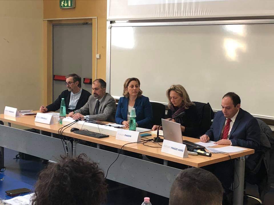 forumterzosett's tweet photo. "Il progettista sociale è una delle figure strategiche in una organizzazione per generare cambiamento sociale per le comunità". @FiaschiClaudia al convegno sulla progettazione sociale in Italia, oggi a Roma @UnivRoma3 https://t.co/BMWVBAYJ3t