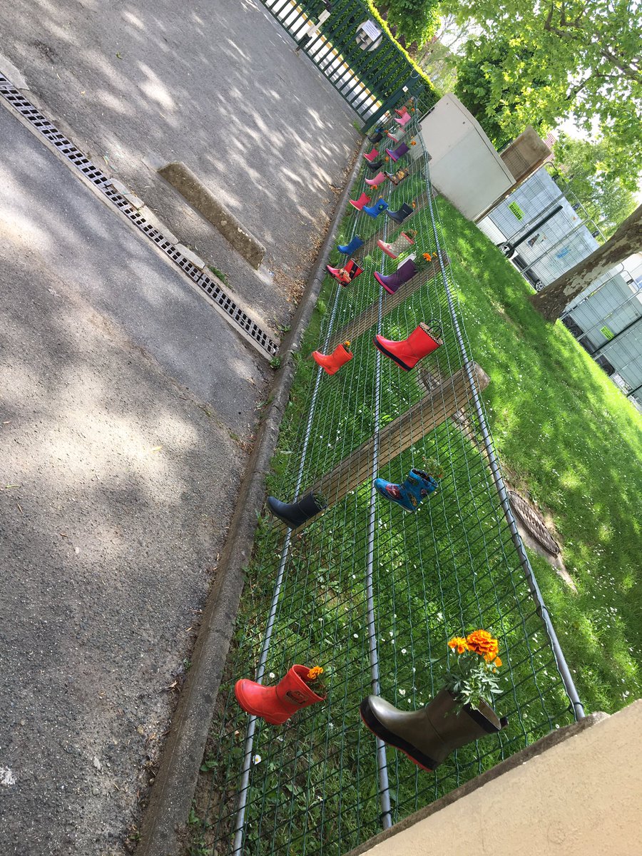 ecolepmc's tweet image. Le travail de l’année porte ses fruits. L’entrée de l’école est magnifiquement colorée grâce aux CE1. #PmcE3D