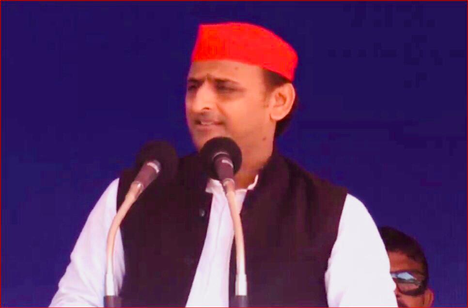 uttarhamara's tweet photo. प्रधानमंत्री जी धर्म के ठेकेदार बनते हैं उन्हें लोहिया जी द्वारा लिखित 'हिन्दू बनाम हिन्दू' और 'इतिहास चक्र' को पढ़ना चाहिए - श्री @yadavakhilesh जी (चंदौली)
#MahaGathbandhan से #MahaParivartan https://t.co/ifqtJKLf1y