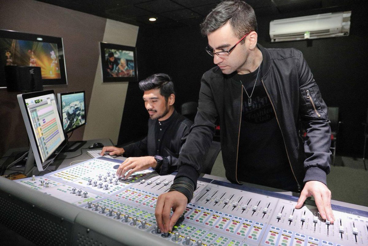 limkokwing_la's tweet photo. Nuestros graduados impulsados ​​por el futuro están expuestos a las instalaciones más modernas y a los veteranos de la industria musical, por lo que pueden responder a las tendencias emergentes y la tecnología futura.Únete a la Academia de Diseño de Sonido y Música en Limkokwing. https://t.co/EO2FVj84Bz