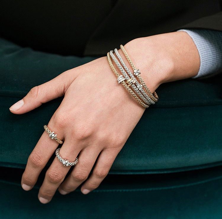 rudells's tweet photo. Happy Friday! ✨
Mix & match your @FopeGioielli Prima Collection jewellery to create your own statement style taking you from day to night #FOPEFriday #FOPE #Jewellery #Style #Fashion #Italianstyle #FridayFeeling https://t.co/bEurlISk8t