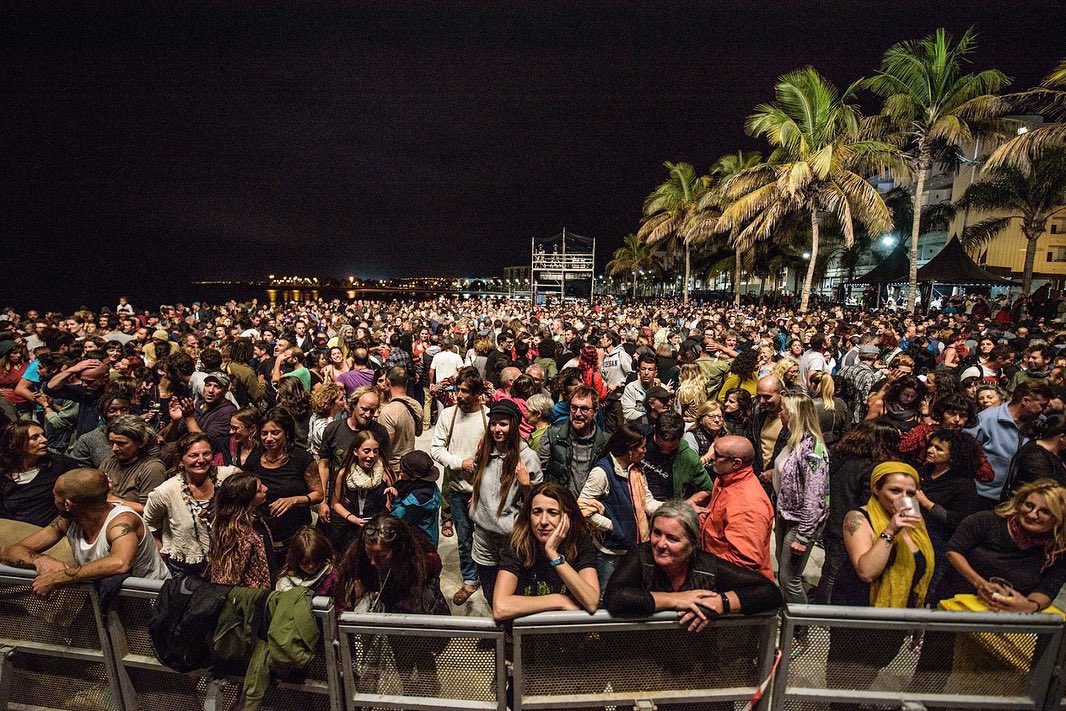 🎸Guitarrista, compositor, productor nacido en Sarajevo. La producción de <a href="/GoranBregovicTW/">Goran Bregović</a> mezcla sonidos del folclore balcánico tradicional con rock, ritmos eslavos, otomanos y bizantinos, metales cíngaros… Pudimos disfrutar de él sobre el Escenario Manrique. ¡Un lujo!