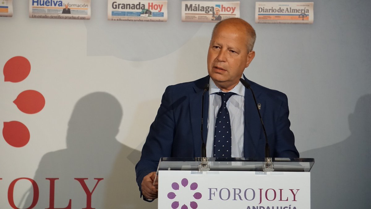 EducaAnd's tweet image. 👦👧 @javierimbroda ha anunciado que por primera vez las monitoras escolares seguirán contratadas durante el verano y que se estudia aumentar su horario a partir de 2020, "para acabar con una injusticia histórica con la que nos hemos encontrado". ✅ #Educacion #Monitoras