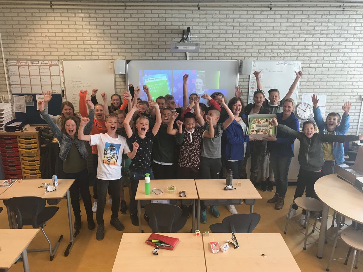 Dalenkarin's tweet photo. Samen met @mariskamol08 het super snelle team van Basisschool De Vliet in Klaaswaal verrast met een enorme taart, de eer van het winnen van de Bankbattle 2019 en een klein cadeautje. Topteam!@@RaboHHV #digitalequiz#samenwerken. https://t.co/uoK81Zs53h
