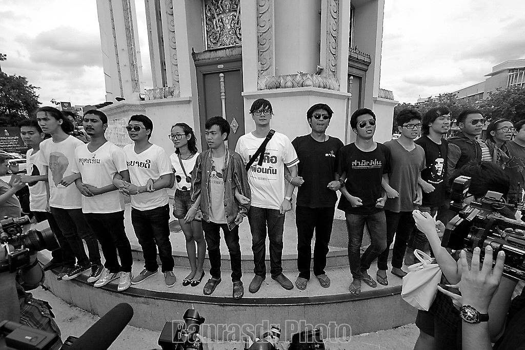 iLawFX's tweet image. จำพวกเขาได้หรือไม่? คดี "14 นักศึกษา" คัดค้าน คสช. ตั้งแต่ปี 2558 พวกเขาทั้ง 14 คนกำลังจะต้องกลับมารวมตัวกันอีกครั้ง เพราะถูกตำรวจเรียกเข้ามาเป็นผู้ต้องหาร่วมกับคดีของ ธนาธร จึงรุ่งเรืองกิจ

และต้องไปรายงานตัว 22 พ.ค. นี้ ในวันครบรอบห้าปี คสช. พอดี freedom.ilaw.or.th/node/694