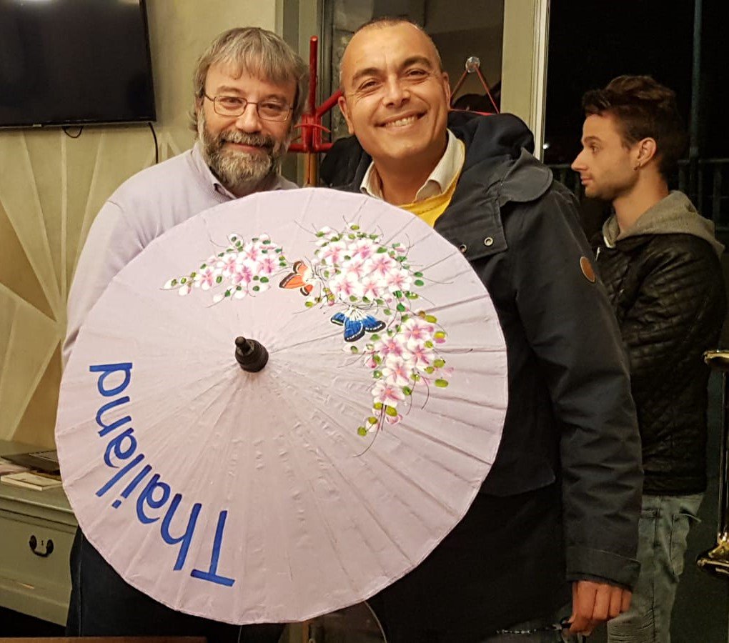 Bellissima serata alla scoperta della Thailandia più originale ed inconsueta con <a href="/simonilla23/">Simonetta Clucher - Travel Blogger</a>,  <a href="/EnteThai/">Ente turismo thai</a> e <a href="/travelbloggerit/">travelblogger italia</a> 
<a href="/TasteOfThaiMag/">Taste of Thailand</a> <a href="/Thailandia/">Thailandia</a> <a href="/Vacanzethai/">Vacanza Thailandia</a> <a href="/TravelQuot/">Travel Quotidiano</a> <a href="/TurismoThai/">Turismo Thailandese</a> <a href="/indocinaviaggi/">Indocina Viaggi</a> <a href="/VisitThailand/">Visit Thailand</a> <a href="/ThailandTour/">VisitThailand</a> @VisitThailandTR