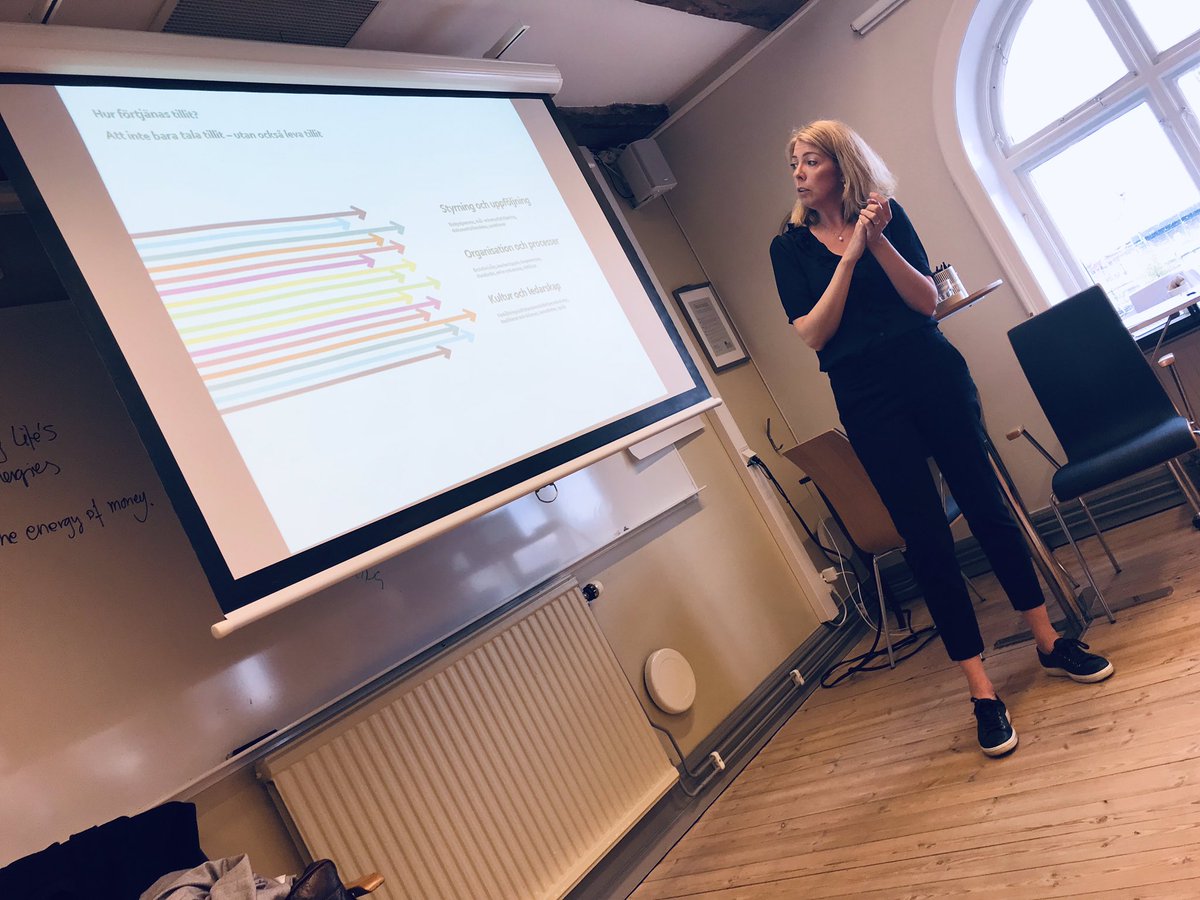 Louise <a href="/Bringselius/">Louise Bringselius</a> pratar om tillit som ledningsfilosofi i den offentliga sektorn med våra adepter och mentorer i RUCh - Reumatologins Utvecklingsprogram för Chefer. Många inspirerande tankar och idéer att ta med sig hem!
#tillit #ledarskap #reumatologi #svenskreumatologi