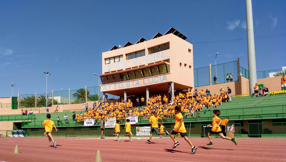 rauldepablo81's tweet photo. Algo más de 400 escolares de los colegios de Santa Lucía participan hoy en el Encuentro de Atletismo Escolar del @clubuava en el Estadio Municipal de Atletismo de Vecindario.
#atletismo https://t.co/IfUVYb4eRH