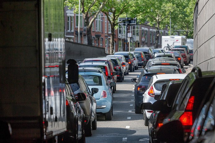 De coalitiepartijen staan achter de 30 km. zone in de binnenstad, 'n maatregel om 't doorgaande verkeer dwars door de stad fors af te remmen, routeplanners slaan hier direct op aan en leiden 't doorgaande autoverkeer niet meer door de stad maar er omheen:
ad.nl/rotterdam/coal…