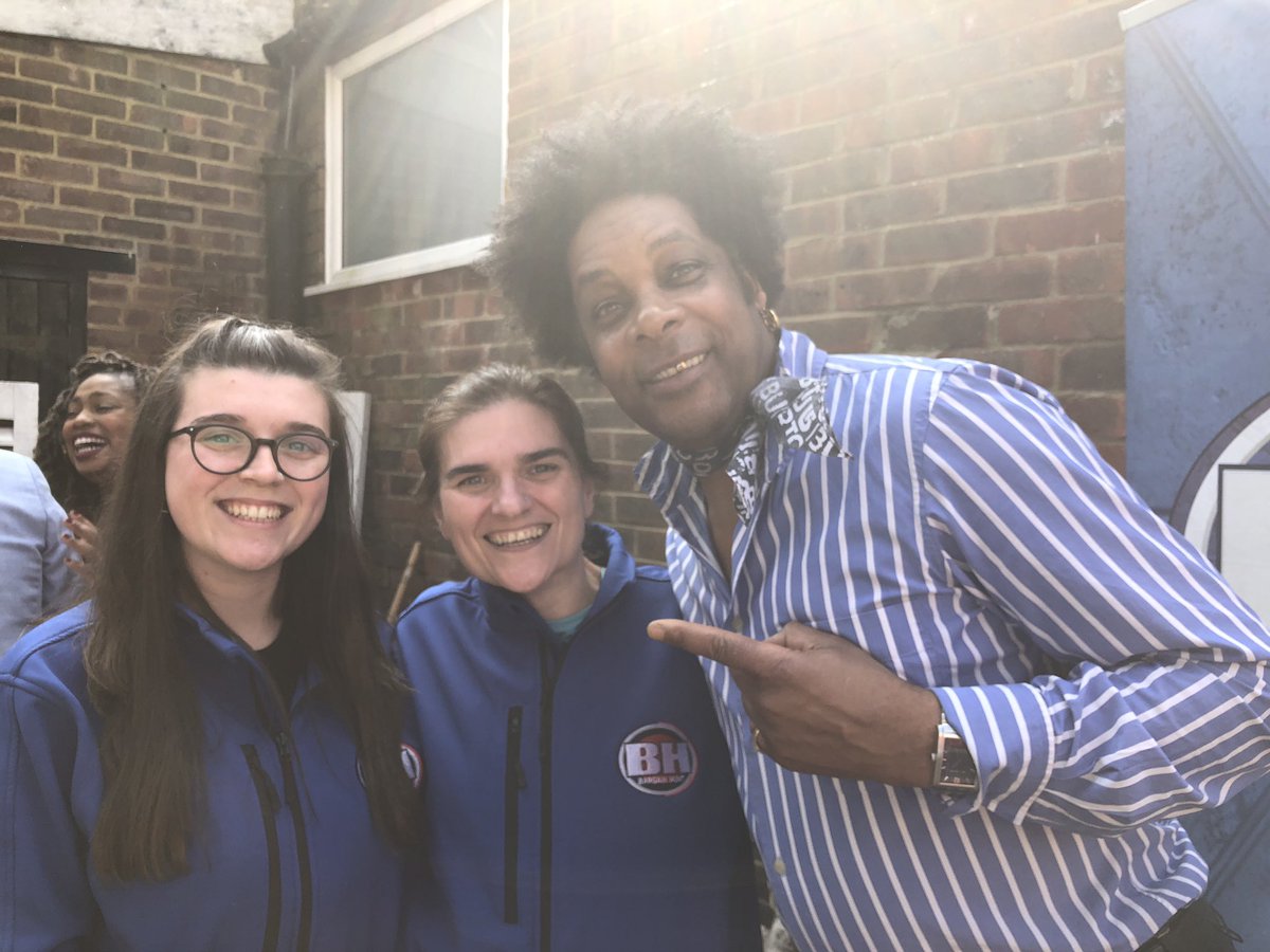 MrSebDaniel's tweet photo. I’m not sure which one is better looking !! But I know which is tastiest. What a #sur-prize from my #blue team. Thank you @samdango1 now let’s go @BBCBargainHunt ing 🕺🏿🎩❤️ #Great #team great fun and great to work with 👉🏿❤️ https://t.co/DbQ20N018H