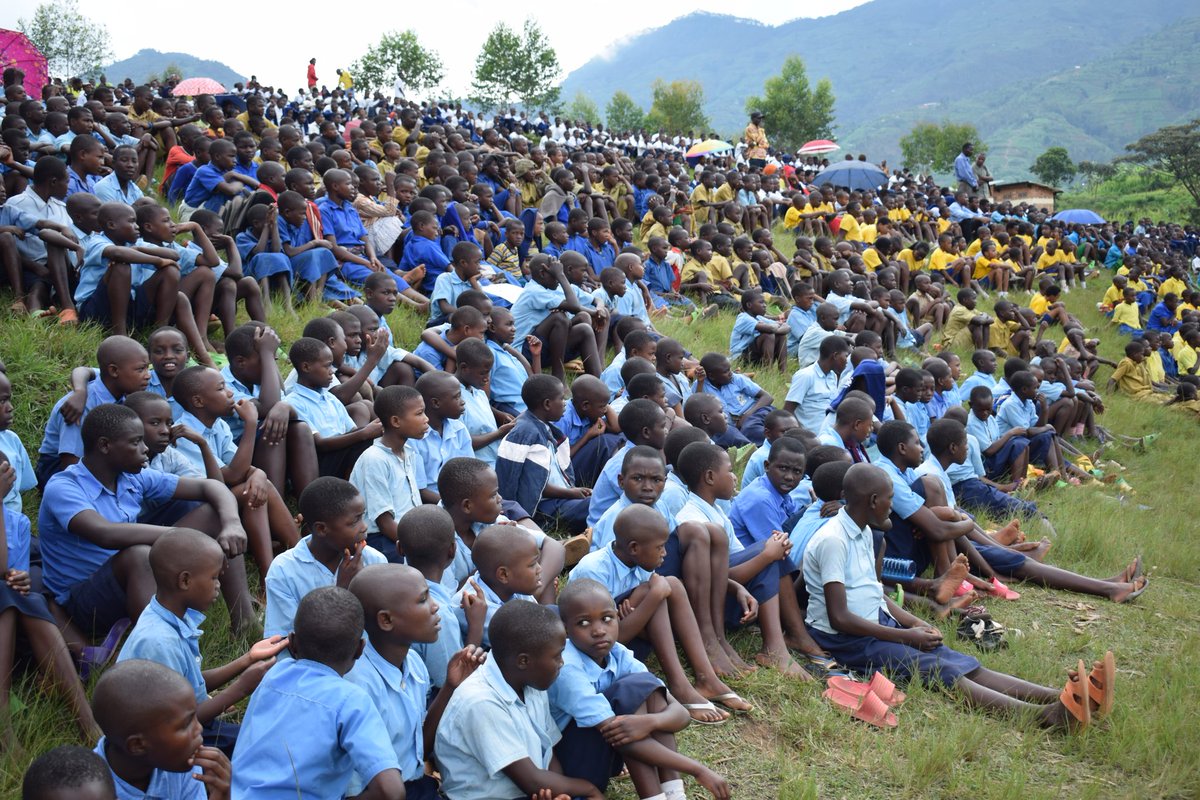 RwandaNorth's tweet photo. Ku rwego rwa @RwandaNorth, igikorwa cyo #Kwibuka25 mu Mashuri kirimo kubera @GakenkeDistrict, Umurenge wa Nemba, aho Guverineri @gatjmv arimo kwifatanya n'abanyeshuri n'abarezi bo mu Bigo 8 by'Amashuri Abanza n'Ayisumbuye  bibarizwa muri uyu Murenge https://t.co/yvNk6w3Ztg