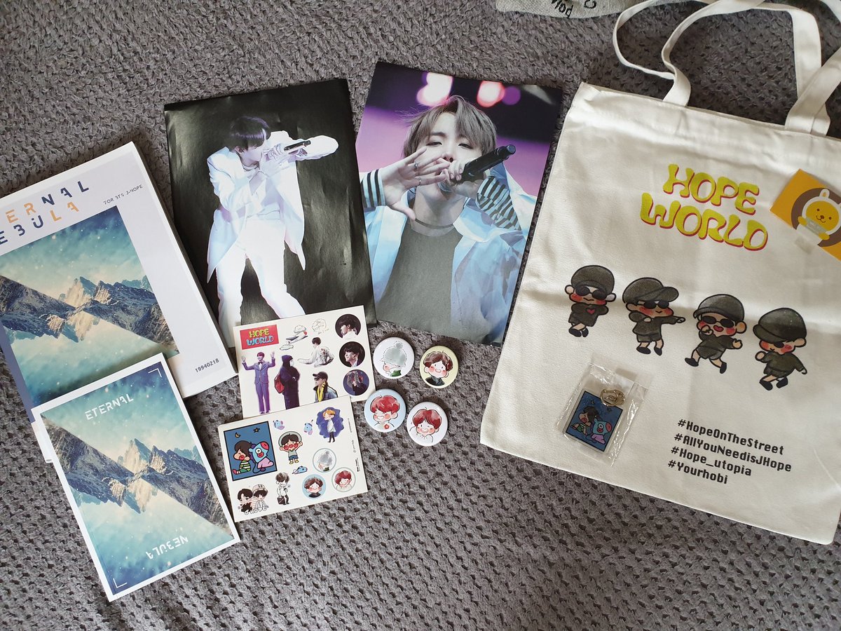 myhope_940218's tweet image. Also my ETERNAL NEBULA photobook arrived safely today, so beautiful pictures and cute items 🥰 Thank you so much @Hope_utopia, I'm very happy I've ordered it! Also thank you @muzimerch for your perfectly GO 💕 #muzireviews