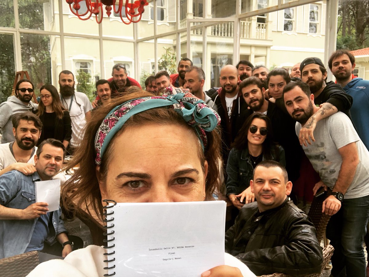 Ah benim canlarım... Hayalgücü, meslek ahlakı bitmeyen çalışkan yol arkadaşlarım... Hepinizi çok seviyorum, gecenize, gündüzünüze, ailenizden ayırdığınız zamana, bitmek bilmeyen inancınıza, coşkunuza, sabrınıza, güzel gönlünüze bereket, ayağınıza taş değmesin 🎈#istanbullugelin