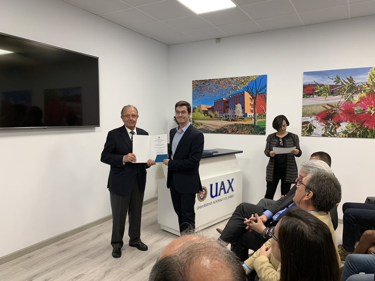 uaxuniversidad's tweet photo. Nuestros estudiantes, los mejores expedientes académicos de este curso, recogen de manos del #RectorUAX sus diplomas 🔝🔝🔝 ¡Enhorabuena a tod@s! 👇🏻 https://t.co/ij6EFQVGw4