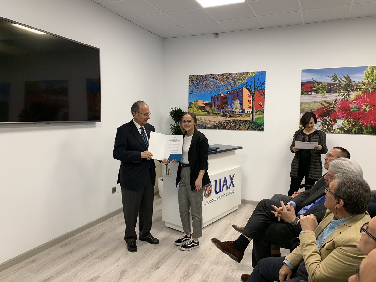 uaxuniversidad's tweet photo. Nuestros estudiantes, los mejores expedientes académicos de este curso, recogen de manos del #RectorUAX sus diplomas 🔝🔝🔝 ¡Enhorabuena a tod@s! 👇🏻 https://t.co/ij6EFQVGw4