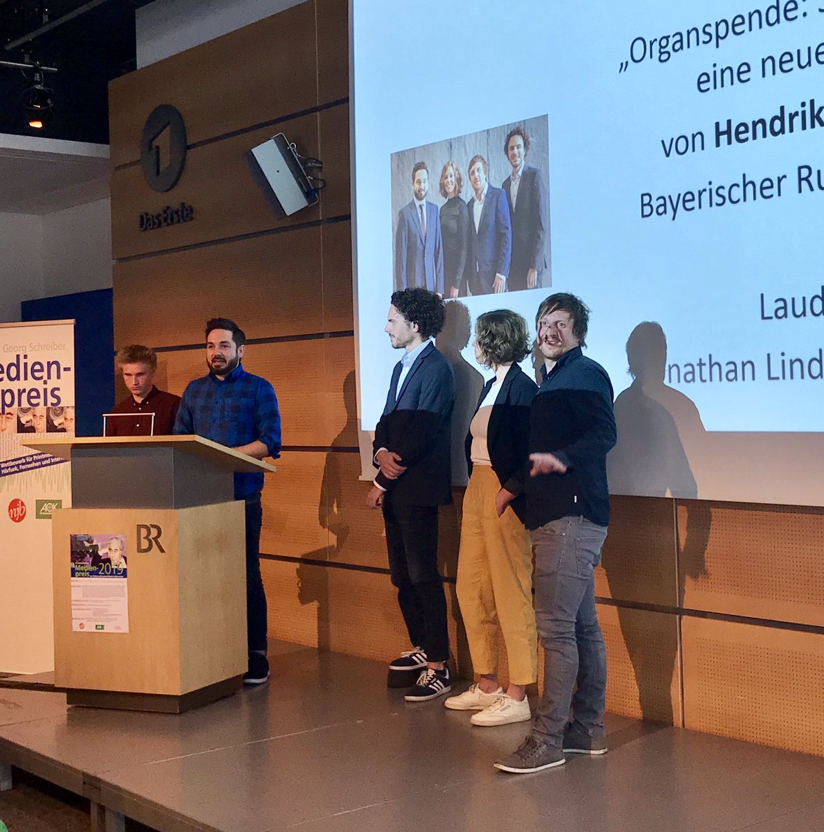 Hurra und Riesenlob! @puls_br Reportage über Organspende gewinnt den Dr. Georg Schreiber Medienpreis für diesen super Film:  youtu.be/yEaDtVEWXxc 👏👏👏 Claudia Gerauer, <a href="/hellbruegge/">Lukas Hellbrügge</a>, @HeinzWescher &amp; Hendrik Rack