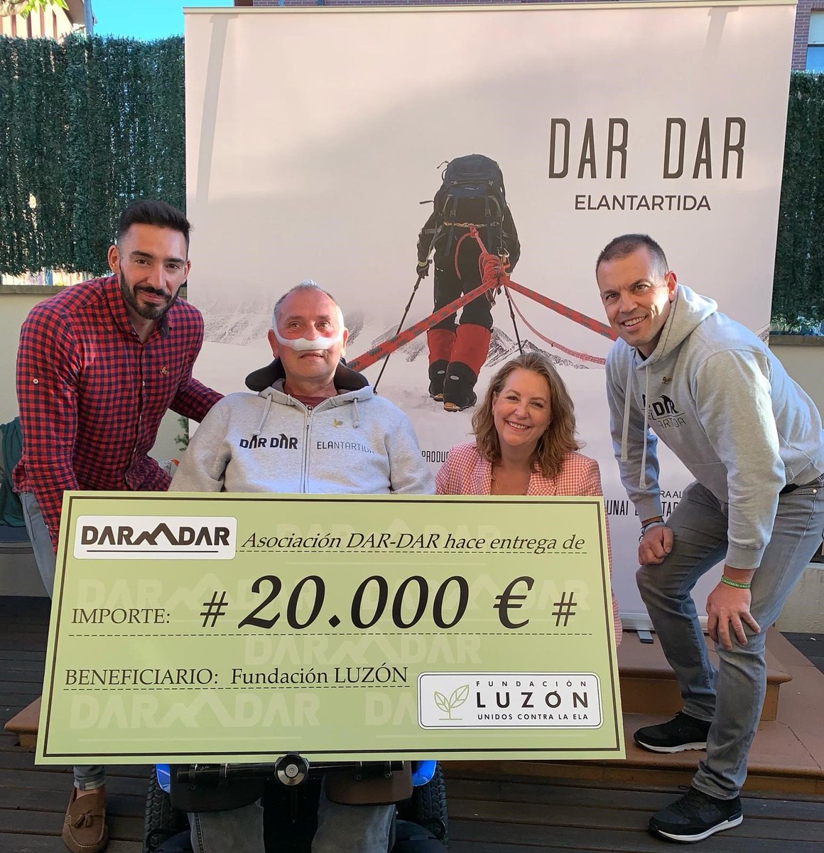Desde <a href="/DarDarELA/">DarDarELAmaDablam</a> hemos recibido una donación de 20.000 € que destinaremos íntegramente a la investigación en #ELA. ¡La Comunidad de la ELA continúa afianzándose en España! 🍀#UnidosContralaELA🍀bit.ly/2W770jL